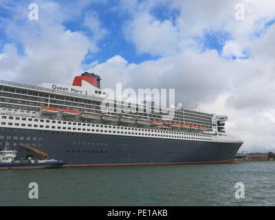 Die ikonischen Ocean Liner Queen Mary 2, einer der "drei Königinnen" der Cunard Line betrieben; in Southampton, England angedockt Stockfoto