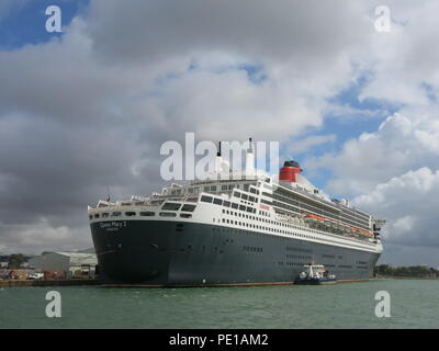 Die ikonischen Ocean Liner Queen Mary 2, einer der "drei Königinnen" der Cunard Line betrieben; in Southampton, England angedockt Stockfoto