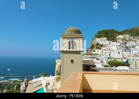 Panoramablick auf Capri mit Uhrturm, Kampanien, Italien Stockfoto