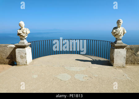 Steinfiguren auf der sonnigen Terrasse der Unendlichkeit in der Villa Cimbrone über dem Meer in Ravello, Amalfi Küste, Italien. Stockfoto