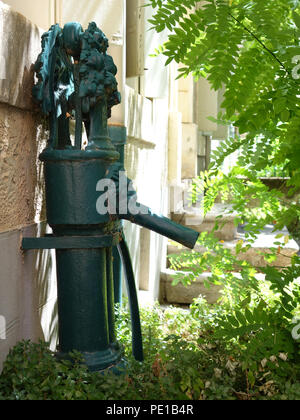 Brunnen Pumpe im eigenen Garten in Murviel-lès-Béziers, Frankreich Stockfoto