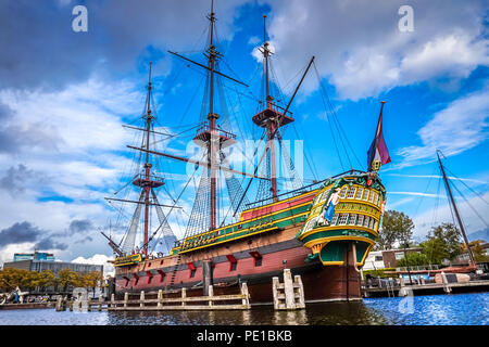 Vollständige Nachbildung des 8. Jahrhunderts Schiff Amsterdam der VOC, Dutch East India Company wurde 1990 erbaut und im Maritime Museum in Amsterdam günstig Stockfoto