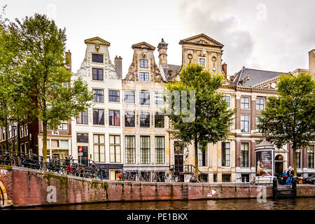 Reihe von historischen Häusern mit kunstvoll verzierten Giebeln Bell und Hals entlang der Herengracht (Herren), im alten Zentrum von Amsterdam, Holland Stockfoto