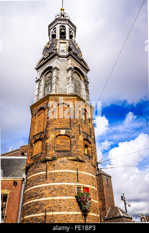 Die historische Münzturm oder Mint Turm mit dem berühmten Glockenspiel in der Alten mittelalterlichen Stadtmauer im Zentrum von Amsterdam, in den Niederlanden oder in Holland Stockfoto