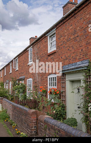 Reihenhaus Cottages in der Worcester und Birmingham Canal, England, Großbritannien Stockfoto