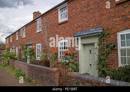 Reihenhaus Cottages in der Worcester und Birmingham Canal, England, Großbritannien Stockfoto