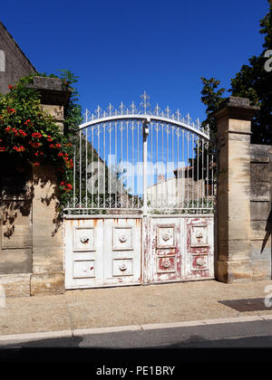 Sehr großen Garten Tor von einem Haus im Dorf in Murviel-lès-Béziers, Frankreich Stockfoto
