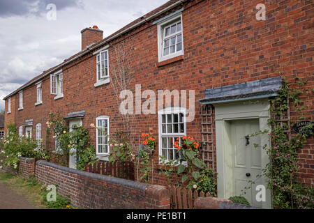 Reihenhaus Cottages in der Worcester und Birmingham Canal, England, Großbritannien Stockfoto