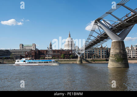 London Sehenswürdigkeit, die Millennium Bridge und St. Pauls Kathedrale an einem hellen, sonnigen Tag mit blauen Himmel zeigt einige Touristen Stockfoto