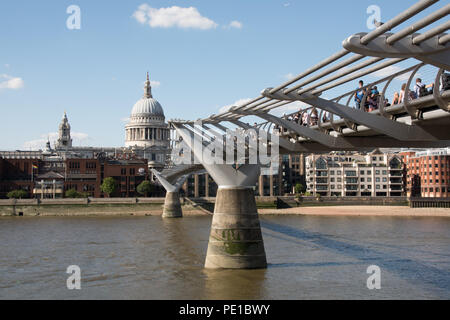 London Sehenswürdigkeit, die Millennium Bridge und St. Pauls Kathedrale an einem hellen, sonnigen Tag mit blauen Himmel zeigt einige Touristen Stockfoto