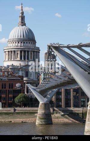 London Sehenswürdigkeit, die Millennium Bridge und St. Pauls Kathedrale an einem hellen, sonnigen Tag mit blauen Himmel zeigt einige Touristen Stockfoto