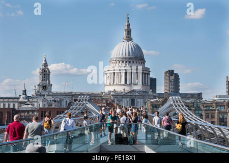 St. Paul's Cathedral von der Themse aus gesehen Mit Touristen auf der Jahrtausendbrücke Stockfoto