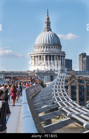 London Sehenswürdigkeit, die Millennium Bridge und St. Pauls Kathedrale an einem hellen, sonnigen Tag mit blauen Himmel zeigt einige Touristen Stockfoto