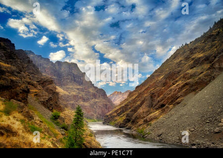 Snake River nur unten Hell's Canyon Dam mit Wolken. Hells Canyon National Recreation Area. Oregon/Idaho Stockfoto