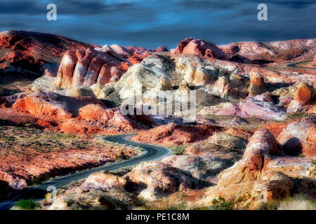 Straße durch das Tal des Feuers Staatspark, Nevada Stockfoto