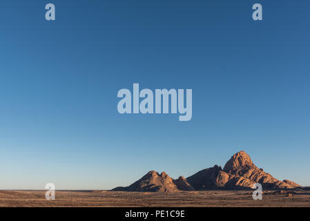 Wide Angle Shot der Spitzkoppe, Granit massive mit großen blauen Himmel Stockfoto