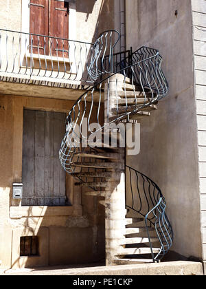 Sehr ungewöhnliche außen Wendeltreppe in Beton und Stahl, die zu einer Terrasse im ersten Stock an einer französischen Stadt Haus in Murviel-lès-Béziers, Frankreich Stockfoto