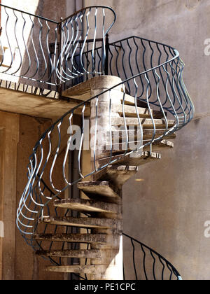 Sehr ungewöhnliche außen Wendeltreppe in Beton und Stahl, die zu einer Terrasse im ersten Stock an einer französischen Stadt Haus in Murviel-lès-Béziers, Frankreich Stockfoto