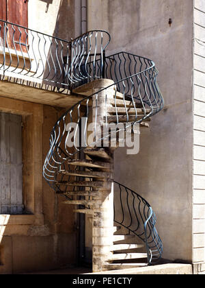 Sehr ungewöhnliche außen Wendeltreppe in Beton und Stahl, die zu einer Terrasse im ersten Stock an einer französischen Stadt Haus in Murviel-lès-Béziers, Frankreich Stockfoto