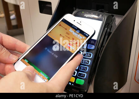 Coquitlam, BC, Kanada - 24. Mai 2018: die Bewegung des Menschen mit Apple Lebensmittel bei Mcdonalds Restaurant zu bezahlen Stockfoto