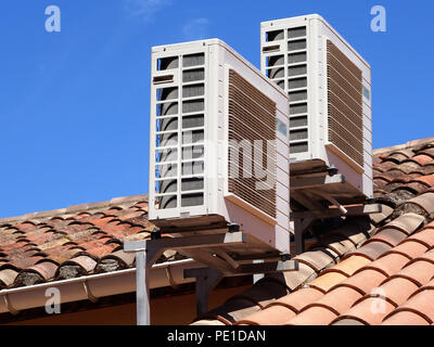 Zwei Dach Klimaanlage Einheiten auf einem Hausdach in Murviel-lès-Béziers, Frankreich Stockfoto
