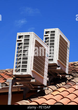 Zwei Dach Klimaanlage Einheiten auf einem Hausdach in Murviel-lès-Béziers, Frankreich Stockfoto
