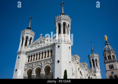 Vorderansicht der Basilika Notre-Dame de Fourviere in Lyon Frankreich Stockfoto