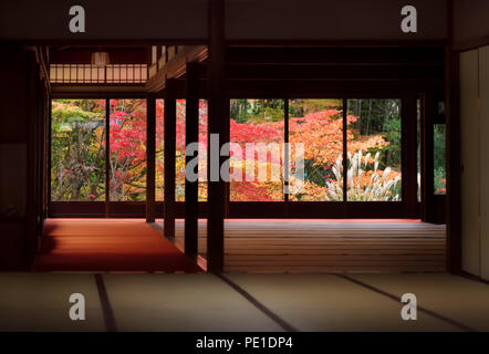Traditionelle japanische Innenraum in einem Ryokan, Chabudai Teetisch