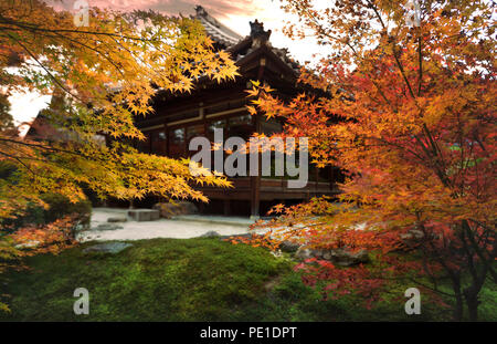 Tenju - einen japanischen Tempel Haupthalle im schönen Herbst Landschaft eines Tempels Garten. Nanzen-ji-Komplex in Sakyo-ku, Kyoto, Japan 2017 Stockfoto