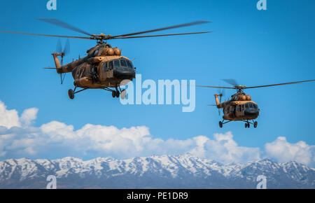 KABUL, Afghanistan - Zwei besondere Mission Flügel Mi-17 s Ansatz der Landezone. Besondere Mission Flügel 777 ist Afghanistan Special Operations aviation Kraft, die Bereitstellung von speziellen Operatoren aus der Afghan National Army Special Operations Command und allgemeinen Befehl der polizeilichen Spezialeinheiten auf Zeit, auf das Ziel und im Schutz der Dunkelheit. 2005 gegründet, wie die Luft zum Verbot, SMW jetzt als eines der führenden Aviation Einheiten in der Region angesehen wird. (Foto mit freundlicher Genehmigung von afghanischen besondere Mission Wing Public Affairs) Stockfoto