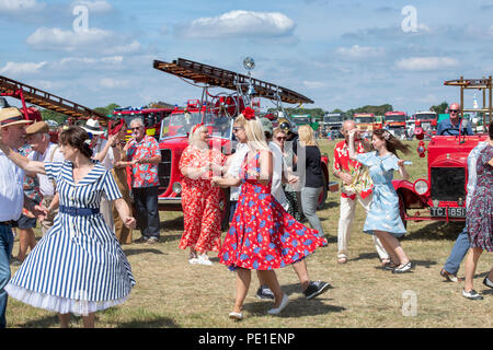 Paare tanzen Lindy Hop zu einem Steam Fair in England Stockfoto