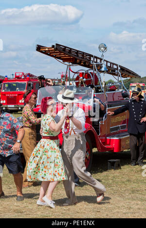 Paare tanzen Lindy Hop zu einem Steam Fair in England Stockfoto