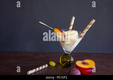 Die schönsten frisches Eis an heißen Sommertagen und neben der Früchte Stockfoto
