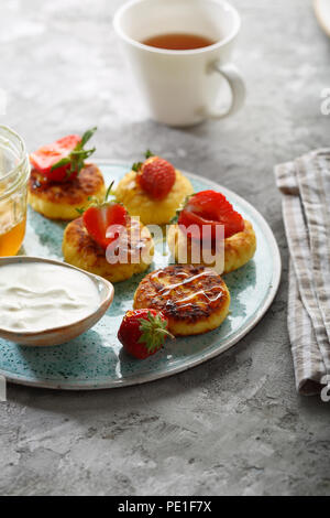 Frühstück Pfannkuchen mit Sahne und Tasse Tee, Essen close-up Stockfoto