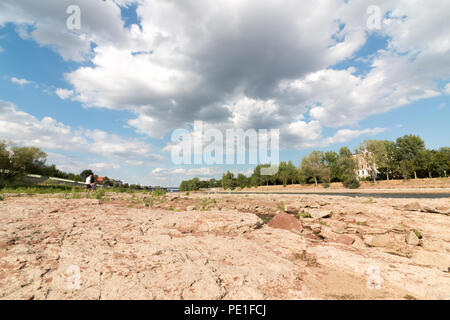 Magdeburg, Deutschland - 10 August, 2018: Blick auf das trockene Flussbett der Elbe in Magdeburg nach war es nicht von April bis August 2018 geregnet hat. Dürre. Cl Stockfoto