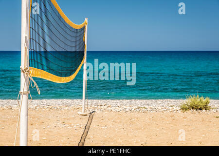 Ocean Beach mit Volleyballnetz auf Kreta im sonnigen Tag Stockfoto