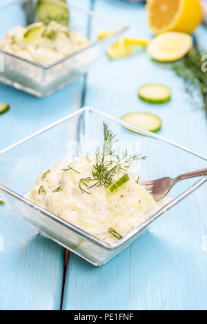 Traditionelle griechische Speisen Tzatziki. Sauce aus Gurke, Knoblauch, Dill und Joghurt Stockfoto