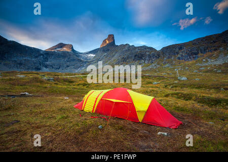 Rote und gelbe Zelt in Vengedalen Tal unter dem Gipfel Romsdalshorn (oben Mitte), Møre og Romsdal, Norwegen. Stockfoto