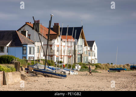 Großbritannien, Wales, Anglesey, Rhosneigr, Boote am Strand am Meer Häuser Stockfoto