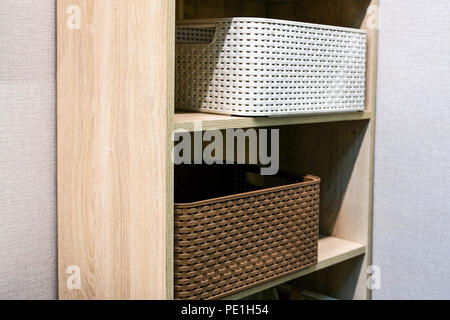 Boxen rattan Boho Art, sind im Schrank. Zwei Boxen für Dinge. Weiß und Braun. Stockfoto