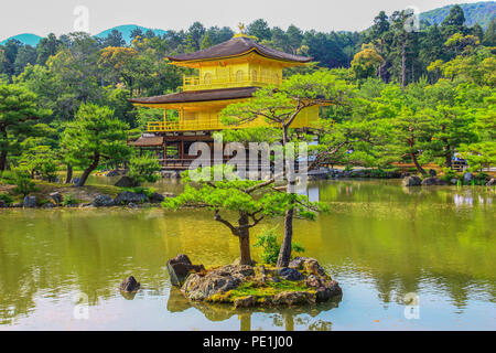 Kyoto, Japan - In der Hauptstadt des alten Japan Es ist möglich, eine atemberaubende Mischung aus tausendjähriger Geschichte, Natur und Moderne zu finden. Hier die goldene Pagode Stockfoto