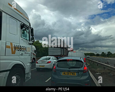 Verkehr auf der Autobahn bei Stillstand M6, abend Verkehrsbehinderungen, North West England, Großbritannien Stockfoto