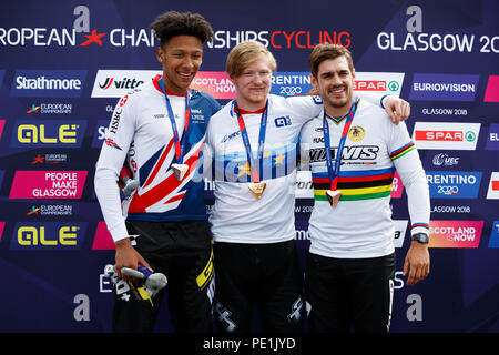 In Großbritannien Goldmedaillengewinner Kyle Evans (rechts) und Großbritanniens Silbermedaillengewinner Kye Whyte mit Bronze der Medaillenträger Frankreich Sylvain Andre (rechts) nach den Herren BMX Final bei Tag zehn Der 2018 Europameisterschaften im Glasgow BMX Zentrum verfolgen. Stockfoto