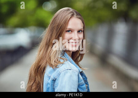 Ein blondes Mädchen lächelt. Stockfoto