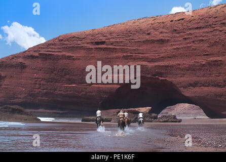 Spaziergang zu Pferd entlang der Ufer des Ozeans. Stockfoto