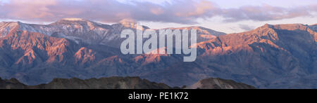Panorama der Rocky Mountains im Bundesstaat Nevada in den Strahlen der aufgehenden Sonne. Stockfoto