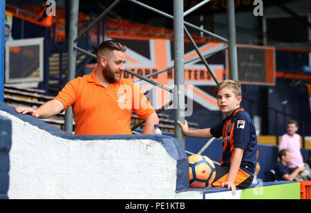 Die Lüfter des Luton Stadt ankommen an der Kenilworth Road Stadium vor dem Sky Bet Liga eine Übereinstimmung zwischen Luton Town und Sunderland. PRESS ASSOCIATION Foto. Bild Datum: Samstag, August 11, 2018. Siehe PA-Geschichte Fußball Luton. Photo Credit: Isabel Infantes/PA-Kabel. Einschränkungen: EDITORIAL NUR VERWENDEN Keine Verwendung mit nicht autorisierten Audio-, Video-, Daten-, Spielpläne, Verein/liga Logos oder "live" Dienstleistungen. On-line-in-Match mit 120 Bildern beschränkt, kein Video-Emulation. Keine Verwendung in Wetten, Spiele oder einzelne Verein/Liga/player Publikationen. Stockfoto