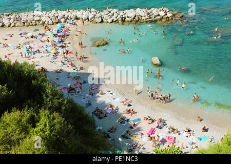 CAPRI, ITALIEN - Juli 4, 2018: Luftaufnahme der Badenden in Marina Grande, Capri, Italien Stockfoto