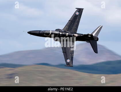 Raf BAE Hawk T2 Flugzeug, niedrige Stufe Flugausbildung in der Mach Loop Stockfoto