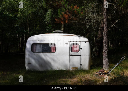 Alten, verlassenen Wohnwagen im Wald; Læsø, Dänemark Stockfoto